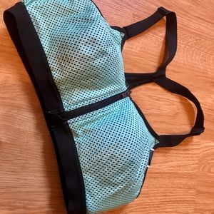 Victoria Sport Knockout Front-zip Sports Bra